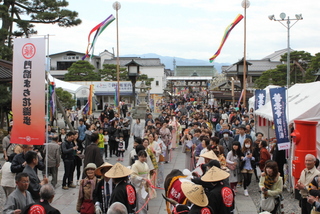 門前まち花遊花 善光寺御開帳パレードを先導